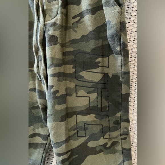UFC Men’s Camo Joggers Sweatpants Drawstring Closure, Logo on Leg; Size S - Picture 3 of 9
